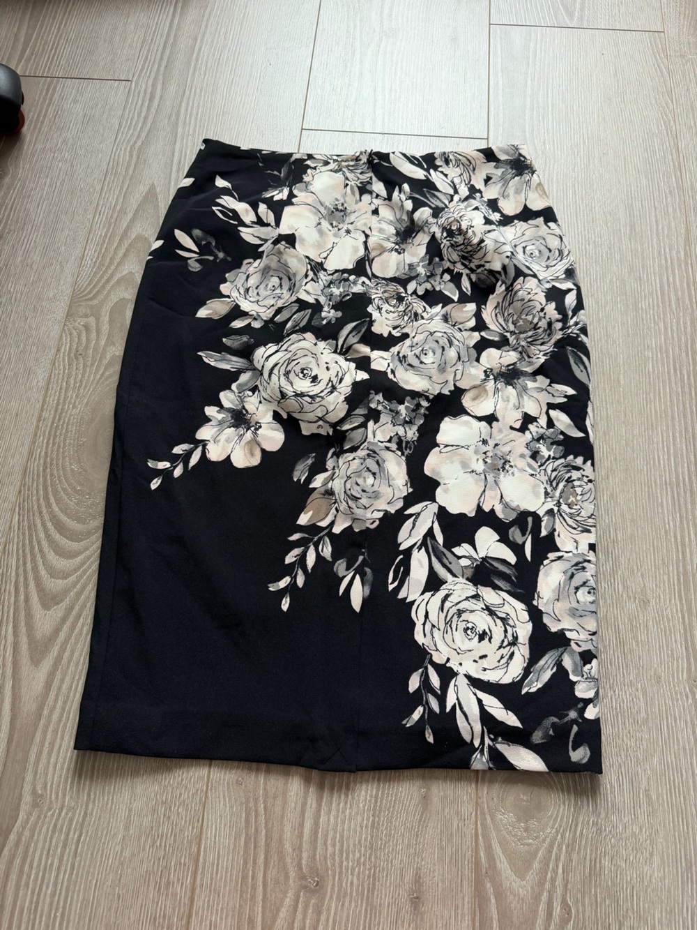 WHBM Floral Print Pencil Skirt Spring Bouquet Black rose shadow professional - Picture 3 of 5